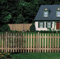 La clôture en bois a aussi un rôle décoratif