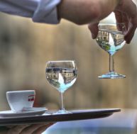 Méfiez-vous des verres d'eau servis au restaurant