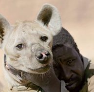Chasseur Dogon avec une hyène - © Yann Dejardin