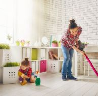 Maison : comment organiser les tâches ménagères dans la famille ? / iStock.com - Choreograph