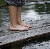 Certains chercheurs estiment que les enfants doivent marcher pieds nus, eu égard à leur voûte plantaire