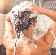 Tout savoir sur les shampoings et les après-shampoings / iStock.com - vadimguzhva