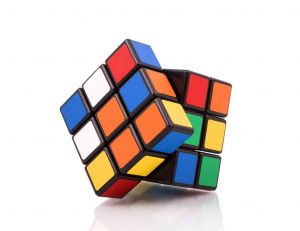 43 trillions de combinaisons : l'histoire du Rubik’s Cube, un simple casse-tête ? / iStock.com - Popartic