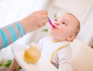 5 idées reçues sur l'alimentation de votre bébé / iStock.com - Ivanko_Brnjakovic