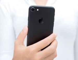 Apple : pour son dixième anniversaire, l’iPhone va-t-il recréer la surprise ? / iStock.com - Blackzheep