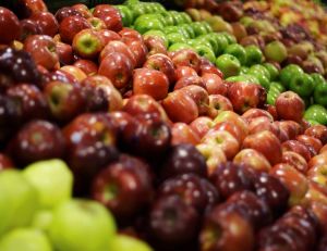 Selon Greenpeace, les pommes vendues en supermarché renferment une cinquantaine de pesticides et sont mauvaises pour la santé, dans une certaine mesure...