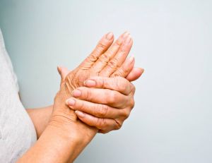 Le craquement des doigts n'est pas nécessairement relier à l'arthrose, sur le long terme - iStockPhoto