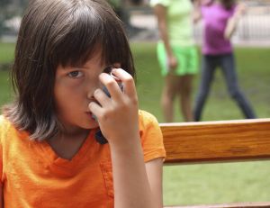 Une étude soutient que la moitié des enfants diagnostiqués asthmatiques ne le seraient pas