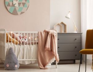 Bébé : quels indispensables pour la chambre d'un nouveau-né ? / Istock.com - KatarzynaBialasiewicz