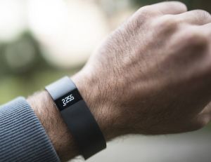 Une université américaine oblige ses nouveaux étudiants à réaliser 10 000 pas par jour, et contrôle leur progression via des bracelets Fitbit