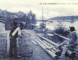 Des pêcheurs préparant les casiers à langoustes, début du 20e siècle
