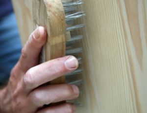 Brosser le meuble en bois
