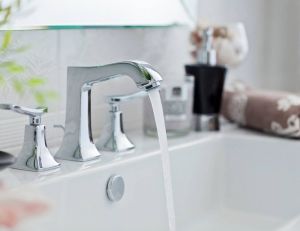 Choisir un mélangeur : un robinet de style traditionnel plus pratique et économique / iStock.com - gzorgz
