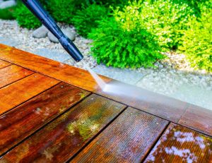 Comment nettoyer sa terrasse en bois ? / iStock.com - Wojciech Kozielczyk