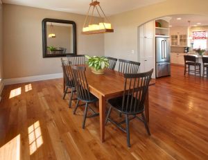 Comment réaliser un entretien de ses meubles de salle à manger en bois ? / iStock.com - James Brey