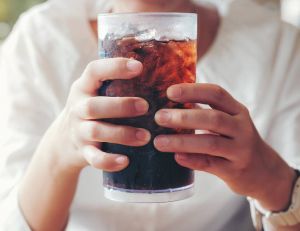 Conso : boire trop de soda augmente le risque de mort prématurée / iStock.com - tongpatong