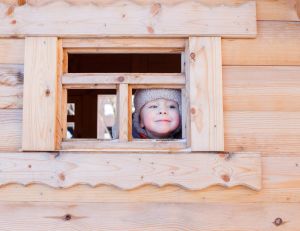 Construire soi-même une maisonnette pour enfant dans le jardin