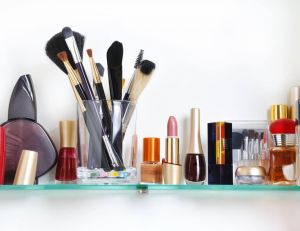 Des astuces pour organiser et ranger ses accessoires make-up / iStock.com - vnlit