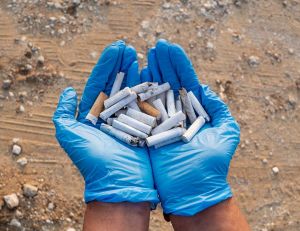 Des mégots de cigarettes recyclés en doudoune ou en matériau isolant pour les maisons / iStock.com - Can Cetinkaya