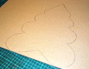 Dessiner les contours de votre sapin en carton