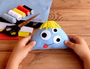 DIY : un excellent moyen pour développer la créativité des enfants / iStock.com - Zolotaosen