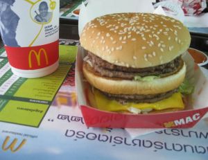 Les effets du Big Mac sont aussi dévastateurs que ceux du Coca Cola... - Copyright Lawtonjm / Flickr CC.