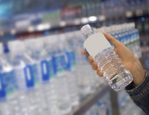 L'eau en bouteille ne s'est jamais aussi bien vendue en France qu'en 2015