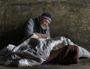 Entraide : une habitante de Detroit invente un manteau-duvet pour les sans-abri