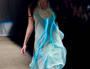 Et si les prochains vêtements à la mode intégraient des fibres lumineuses ? - Flickr CC.