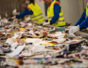 Fermeture de la dernière usine de papier journal recyclé en France / iStock.com - vm