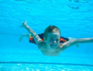 Initier son enfant à la natation