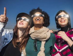 Il est impératif de se munir de lunettes de protection spécialement dédiées pour profiter de l'éclipse - iStock