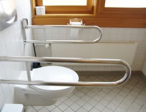 Une barre inclinée est conseillée pour douche et WC