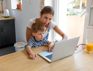 Internet : comment accompagner son enfant ? / iStock.com - StockRocket