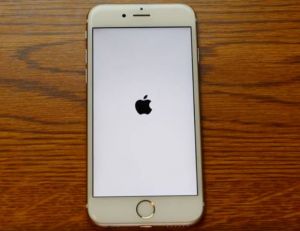 L'écran gris arborant la pomme apparaît lorsque l'on paramètre son appareil iOS au 1er janvier 1970