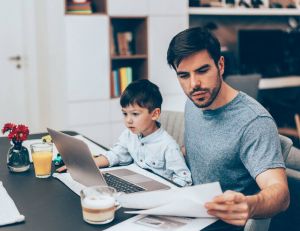 Conseil : travailler à la maison avec vos enfants/iStock.com-filadendron