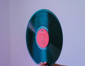 Le retour du vinyle : pourquoi ce format rétro séduit-il à nouveau ?