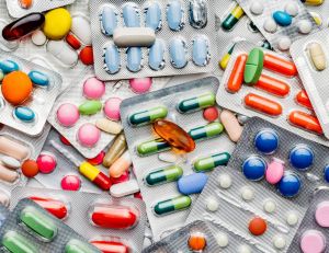 Médicaments périmés : ne les jetez pas, rapportez-les à la pharmacie / iStock.com - apomares