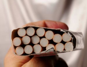 Microeconomics a estimé qu'il faudrait dépenser 13,07 euros par paquet si l'on prenait en compte le coût du tabac pour la collectivité