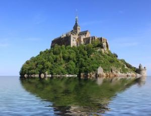Image devenue rare, le mont Saint-Michel complètement entourée d’eau à marée haute