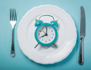 Nutrition : décaler le petit-déjeuner et le dîner pour perdre du poids / iStock.com - a_namenko