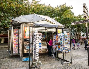 Paris : un nouveau kiosque à journaux pour les trottoirs de la capitale / iStock.com - Anna Bryukhanova