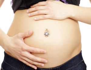 Porter un piercing au nombril pendant la grossesse