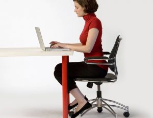 Un mauvaise position au bureau peut occasionner moult douleurs et problèmes physiques