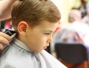 La première de coupe de cheveux de votre enfant