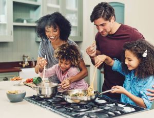 Quels réflexes adopter en cuisine pour réaliser des économies d'énergie au quotidien ? / iStock.com - PeopleImages