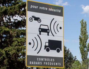 Panneau annonçant la présence de radars automatiques - copyright Micka13 / creative commons