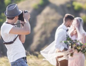 Réaliser un livre de photos de mariage / iStock.com - Erstudiostok