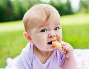 Santé : une substance cancérogène dans les biscuits pour bébés ? / iStock.com - IPGGutenbergUKLtd