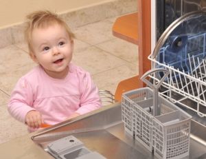 Sécurité de bébé dans la cuisine